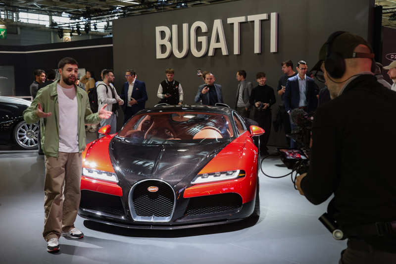 Influencer an der Arbeit bei Bugatti - Ultimate Supercar Garage an der Rétromobile Paris 2026 (© Bruno von Rotz)